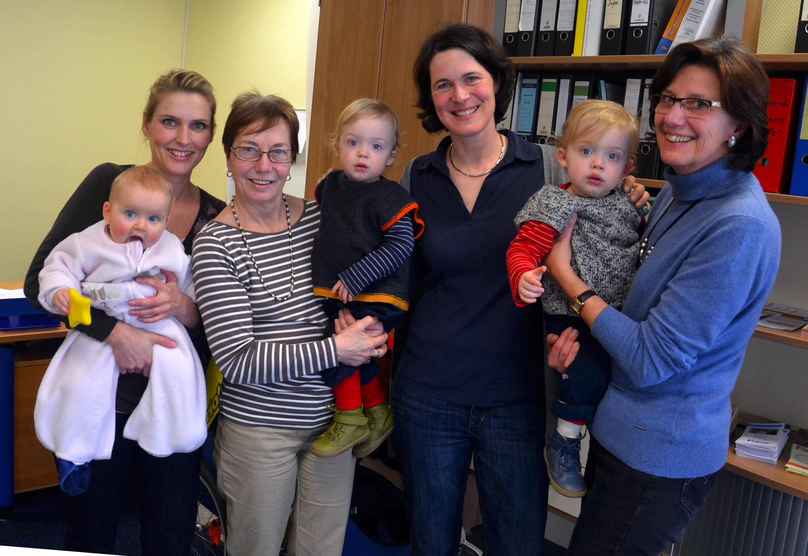 Gruppenfoto mit Kleinkinder, Mütter und 